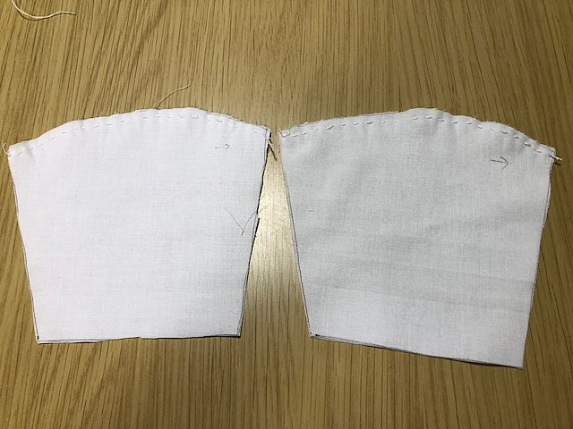 表二枚、裏二枚の布を中表に重ね点線部分を縫う。			カーブの部分を縫います。カーブの部分に切り込みを数か所入る
（縫い目を切らないよう注意）